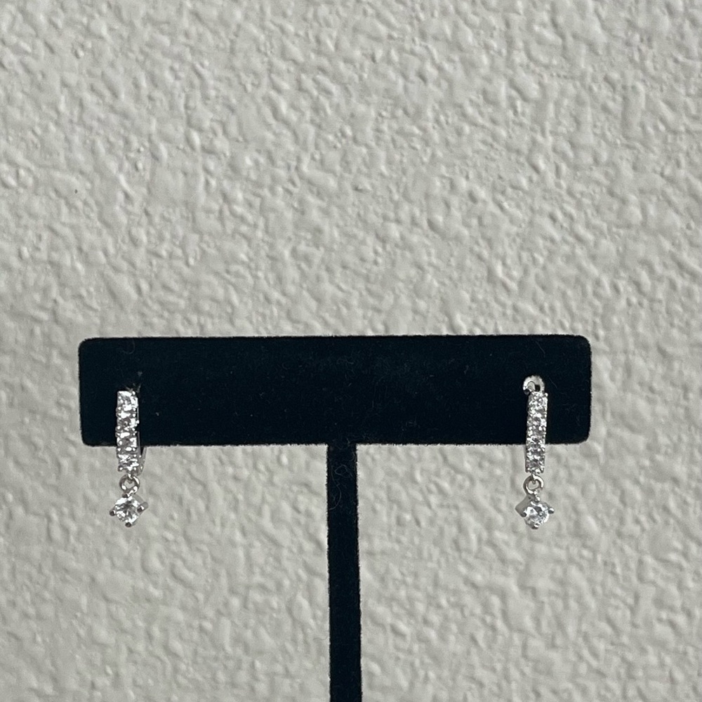 Beautiful 18KT White Gold Diamond drop earrings